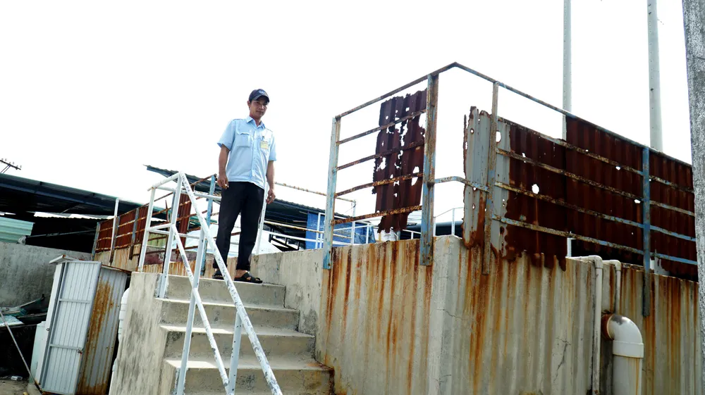 Nhà máy xử lý nước thải đầu tư từ năm 2009 cũng đã xuống cấp. Ảnh: HUỲNH HẢI.