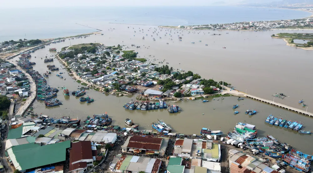 Cảng cá Đông Hải sau 26 năm hoạt động đã xuống cấp nghiêm trọng. Ảnh: HUỲNH HẢI.