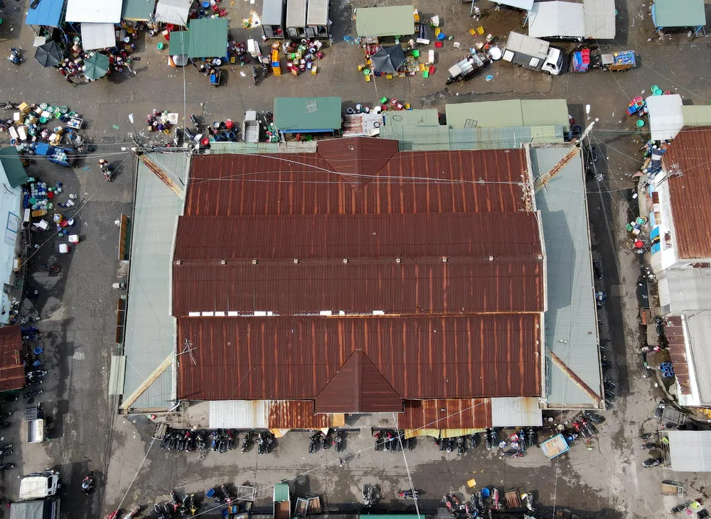 Mái tôn khu nhà vòm đã mục, mưa dột khắp nơi. Ảnh: HUỲNH HẢI.