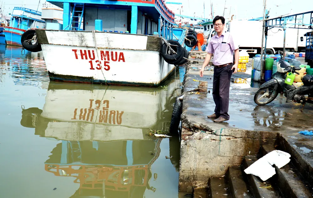 Hệ thống chống va tại cầu cảng hư hỏng, rơi mất gây nguy hiểm khi tàu cập cảng bán hải sản. Ảnh: HUỲNH HẢI.