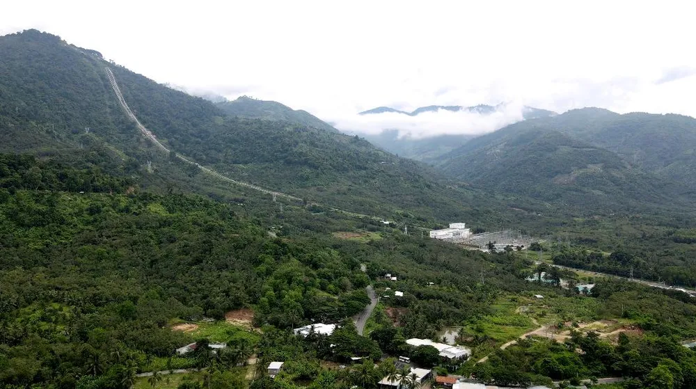 Xã Lâm Sơn nằm dưới chân đèo Ngoạn Mục có khí hậu mát mẻ, vườn trái cây trĩu quả. Ảnh: HH.