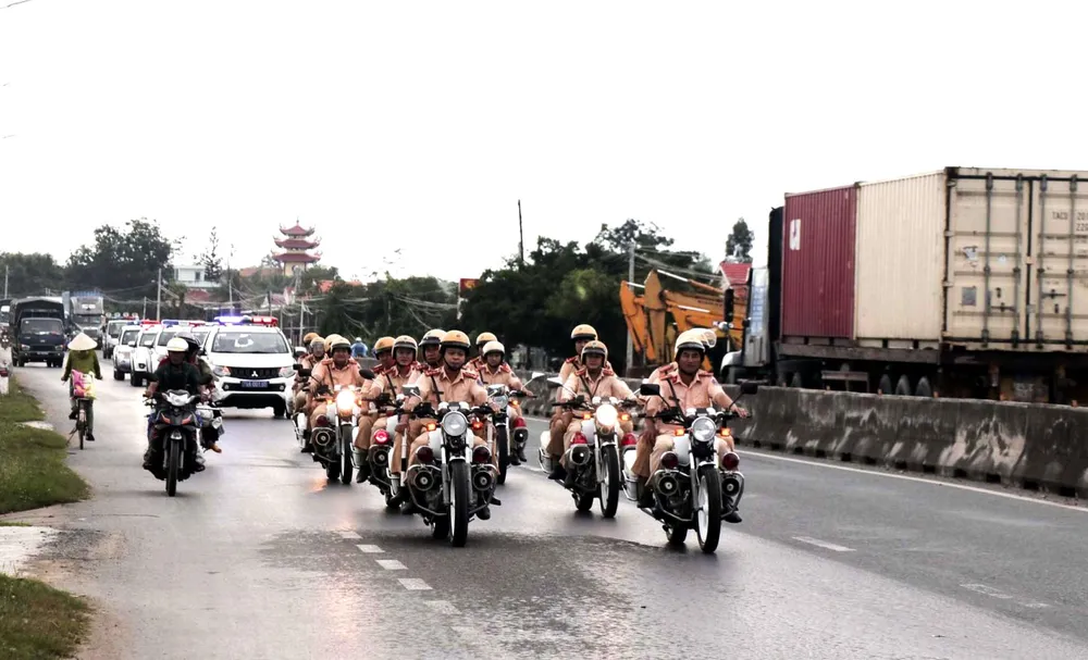 Trạm CSGT Ninh Hòa ra quân xử lý vi phạm. Ảnh: CÔNG AN.