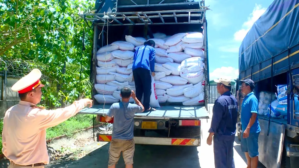 CSGT yêu cầu phương tiện chở quá tải hạ tải. Ảnh: CÔNG AN.