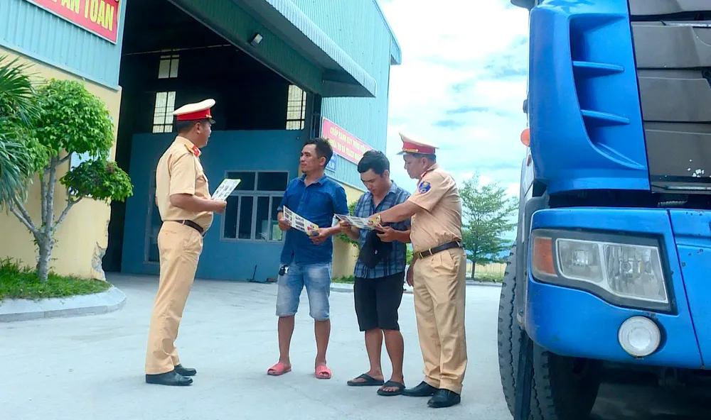 Phòng CSGT tuyên truyền, nhắc nhở các tài xế chấp hành tốt Luật Giao thông đường bộ. Ảnh: CÔNG AN.