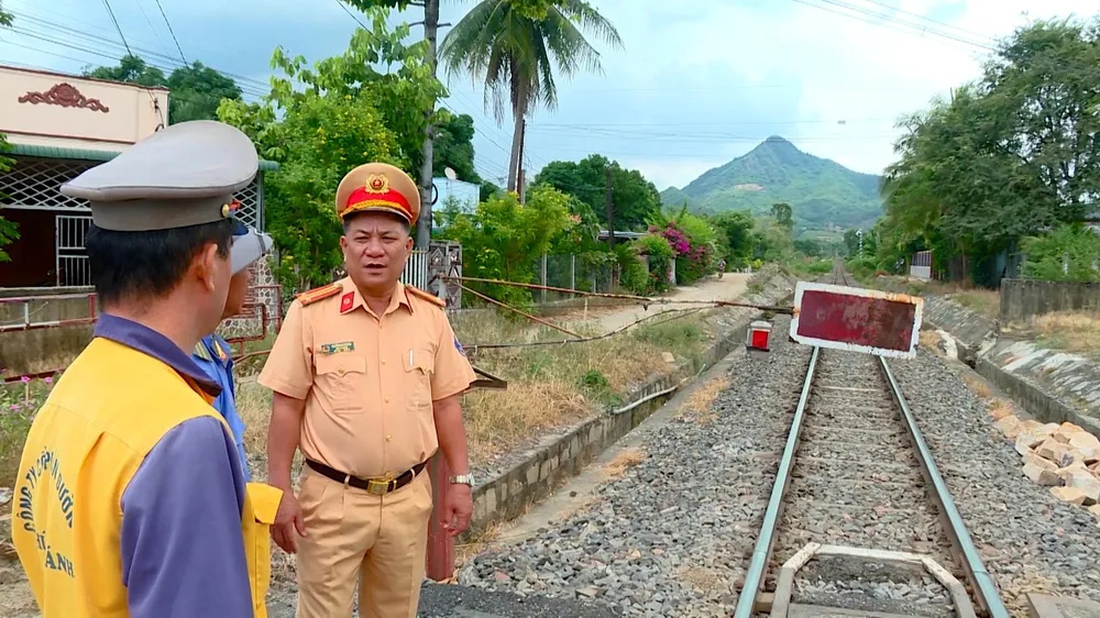 Tổ chức tuyên truyền các đơn vị thực hiện tốt an toàn giao thông đường bộ. Ảnh: CÔNG AN.