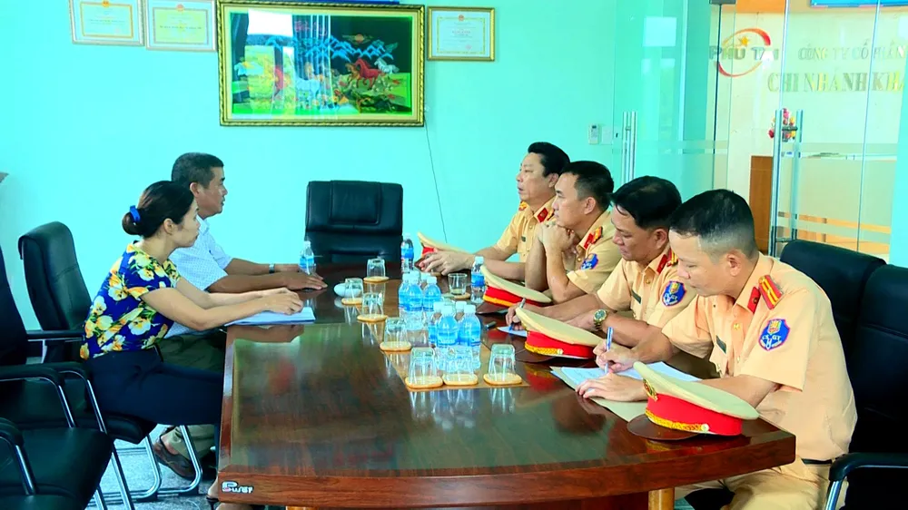 Lãnh đạo Phòng CSGT Công an tỉnh Khánh Hòa tổ chức tuyên truyền các doanh nghiệp vận tải. Ảnh: CÔNG AN.