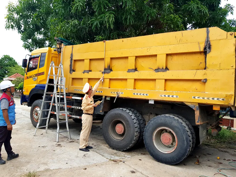 CSGT kiểm tra phương tiện cơi nới thùng xe. Ảnh: CÔNG AN.