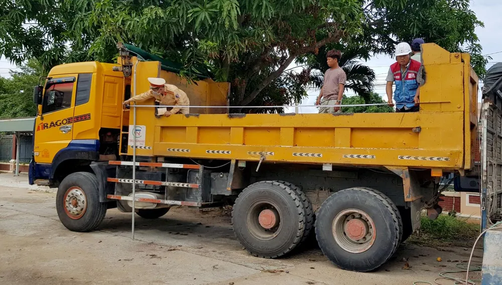 Lực lượng CSGT tiến hành cắt thùng xe đối với phương tiện vi phạm cơi nới. Ảnh: CÔNG AN.