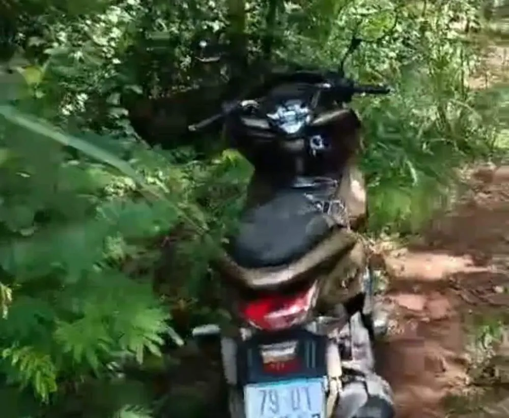 Chìa khóa xe máy còn cắm trong ổ tại hiện trường. Ảnh: MG