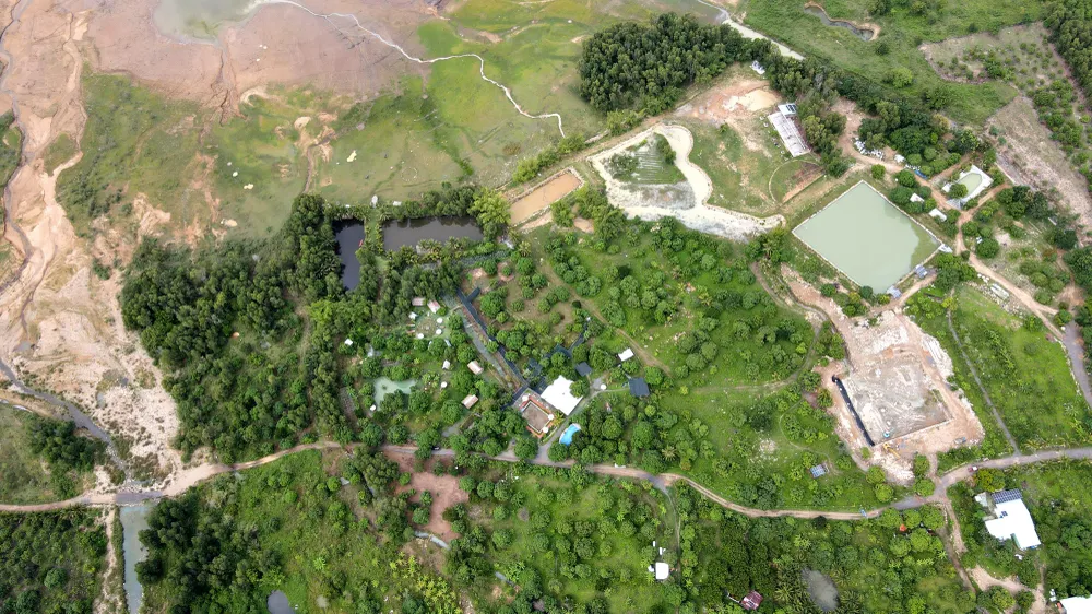 Hàng loạt công trình xây dựng không phép trong phạm vi bảo vệ hồ thủy lợi Am Chúa. Ảnh: HH. Hàng loạt công trình xây dựng không phép trong phạm vi bảo vệ hồ thủy lợi Am Chúa. Ảnh: HH.