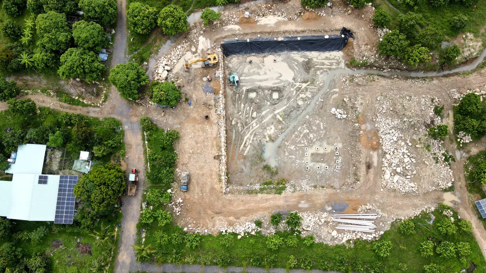 Người dân đào hồ trong khu vực bảo vệ hồ Am Chúa. Ảnh: HH. Người dân đào hồ trong khu vực bảo vệ hồ Am Chúa. Ảnh: HH.