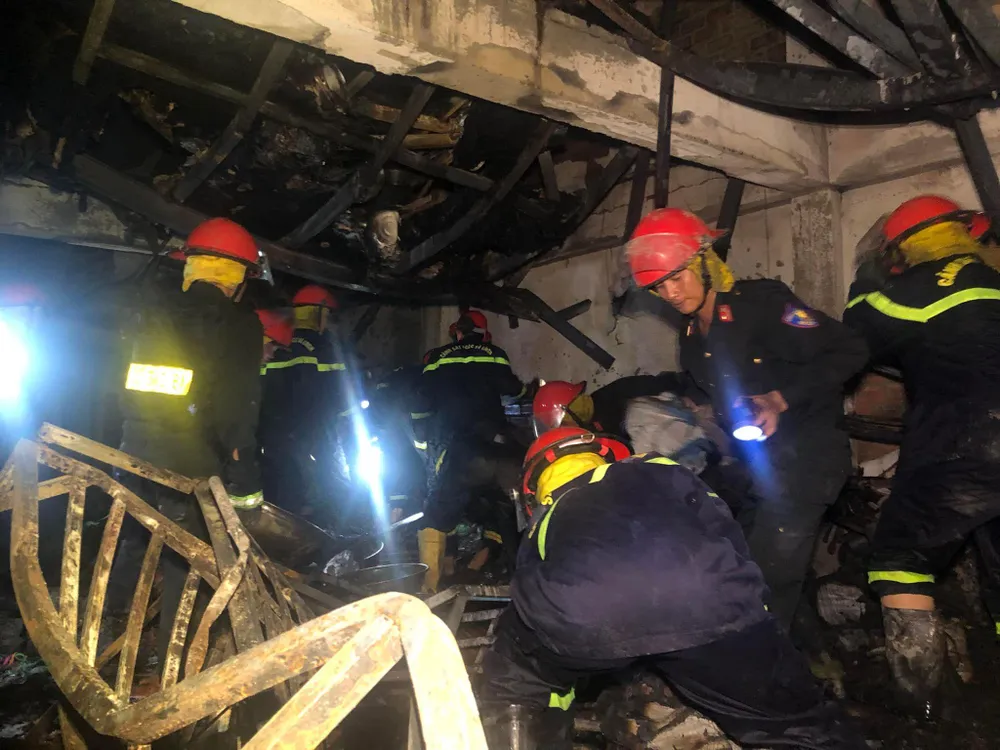 Cảnh sát PCCC nỗ lực tìm kiếm các nạn nhân trong đêm. Ảnh: CÔNG AN. Cảnh sát PCCC nỗ lực tìm kiếm các nạn nhân trong đêm. Ảnh: CÔNG AN.