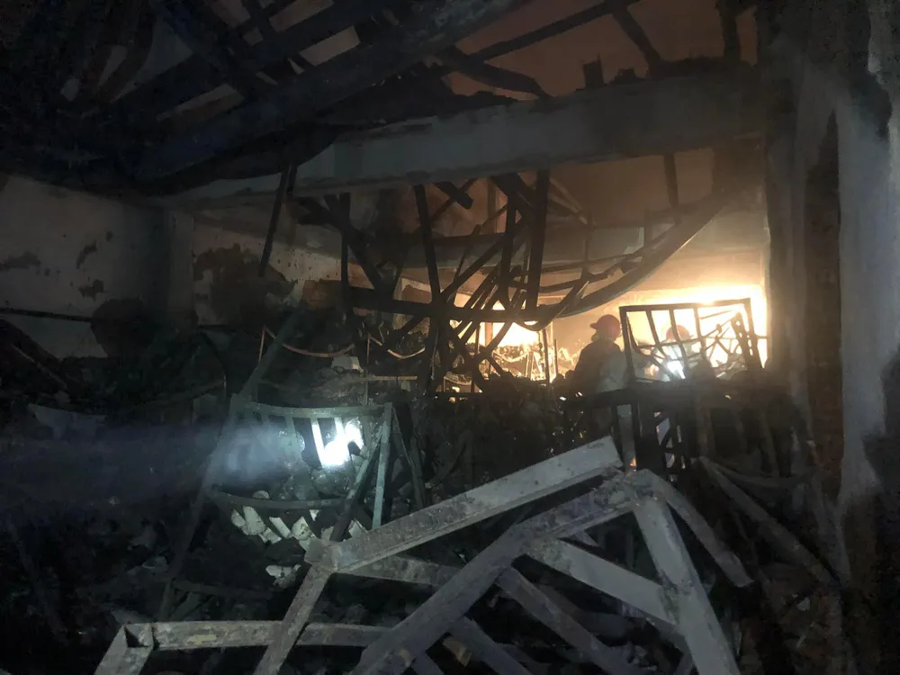 Bên trong căn nhà có nhiều khung sắt, lửa vẫn cháy âm ỉ nên công tác tìm kiếm gặp khó khăn. Ảnh: CÔNG AN. Bên trong căn nhà có nhiều khung sắt, lửa vẫn cháy âm ỉ nên công tác tìm kiếm gặp khó khăn. Ảnh: CÔNG AN.