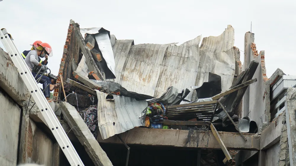 Cảnh sát PCCC cắt các cột có nguy cơ sụp đổ để vào hiện trường tìm kiếm nạn nhân. Ảnh: HH Cảnh sát PCCC cắt các cột có nguy cơ sụp đổ để vào hiện trường tìm kiếm nạn nhân. Ảnh: HH