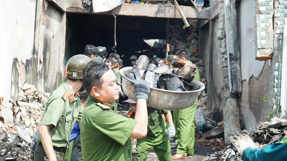 Lực lượng tìm kiếm phải mất một ngày bới đống đổ nát mới tìm thấy các nạn nhân. Ảnh: HH