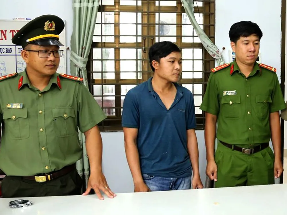 Công an tống đạt quyết định khởi tố, bắt giam đối với Trần Ngọc Sáng. Ảnh: CÔNG AN.