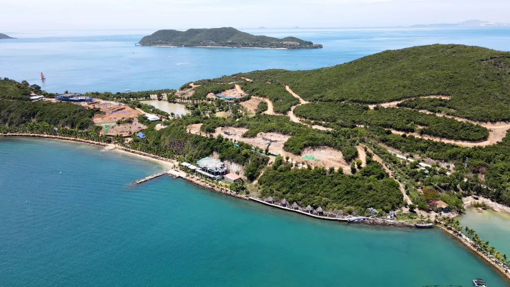 Theo UBND TP Nha Trang, dự án làm một khối lượng đất đá đổ xuống biển. Ảnh: HUỲNH HẢI.