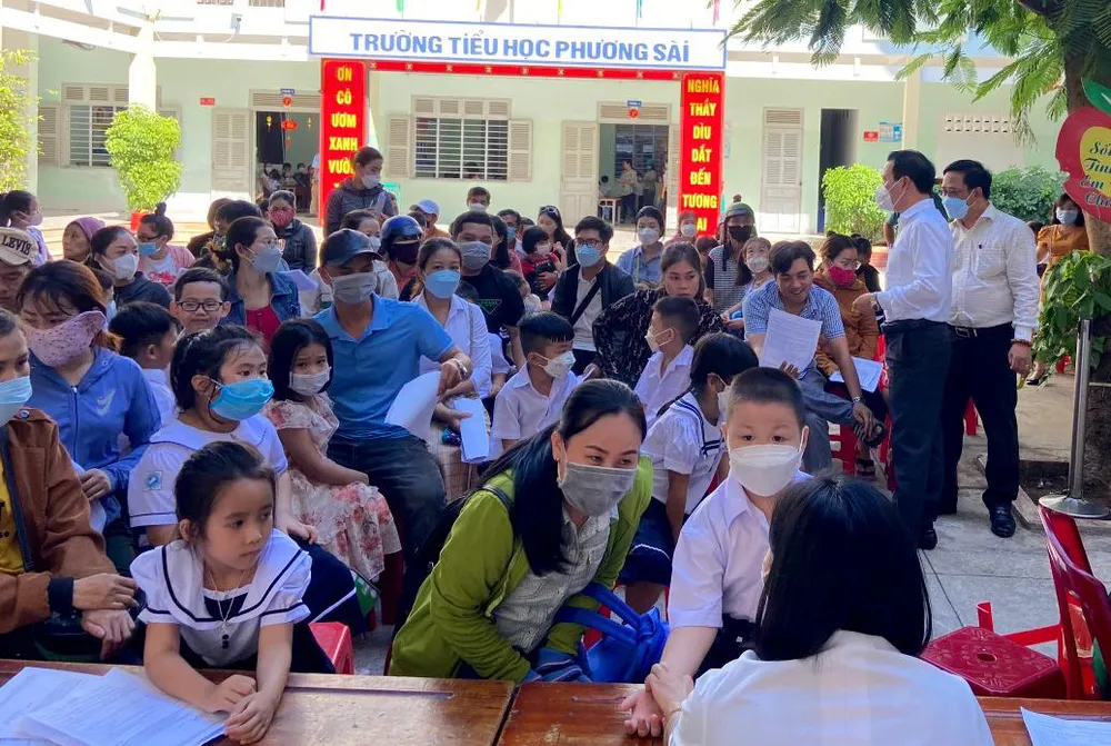 Hơn 1.200 học sinh tiêm vaccine tại năm trường tiểu học ở TP Nha Trang trong sáng 22-8. Ảnh: TL