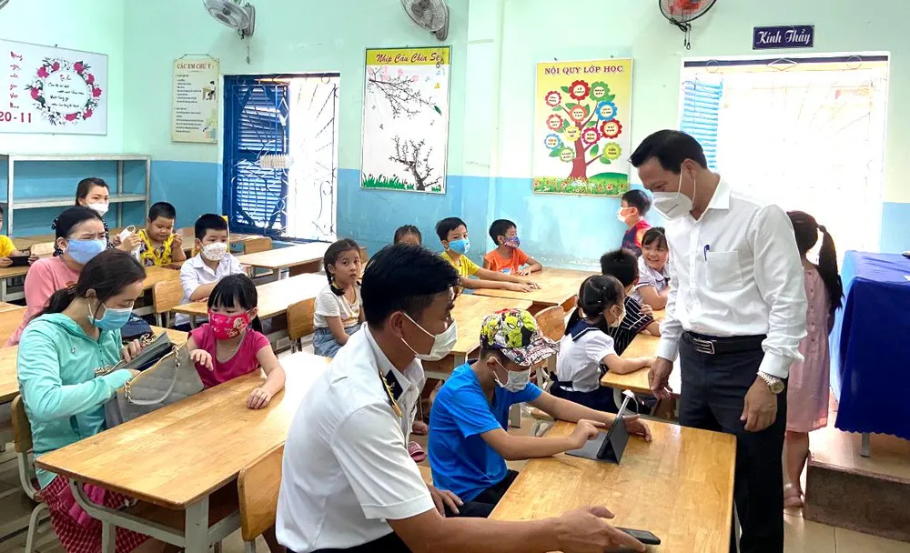 Lãnh đạo TP Nha Trang kiểm tra việc tiêm vaccine cho học sinh vào sáng 22-8. Ảnh: TL