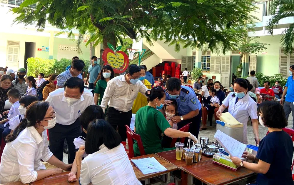 Tăng cường tiêm vaccine vào đầu năm học cho học sinh tiểu học ở Nha Trang. Ảnh: TL