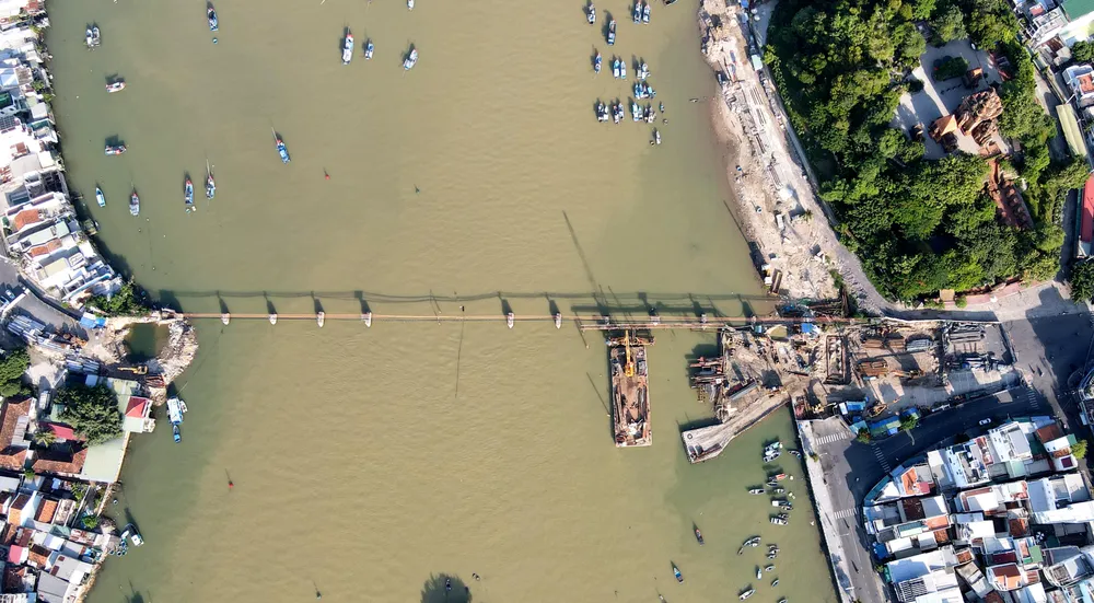 Ông Hiến cho rằng không có mặt bằng để làm cầu tạm khi xây cầu Xóm Bóng. Ảnh: HH. Ông Hiến cho rằng không có mặt bằng để làm cầu tạm khi xây cầu Xóm Bóng. Ảnh: HH.