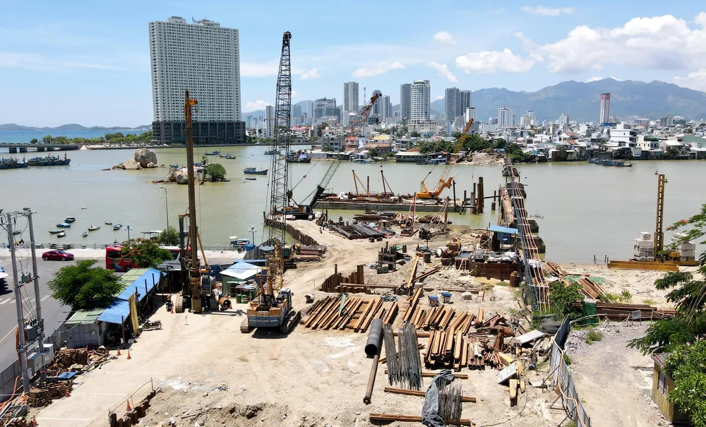 Khu vực thi công đang thi công mới cầu Xóm Bóng. Ảnh: HH