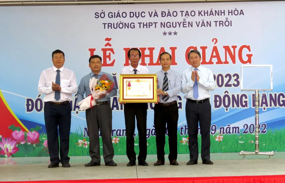 Trường THPT Nguyễn Văn Trỗi vinh dự nhận Huân chương Lao động hạng Nhất. Ảnh: CT