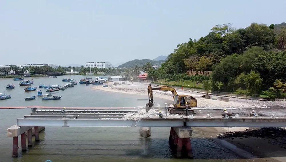 Tháo dỡ cầu cũ, thả bê tông trực tiếp xuống sống Cái. Ảnh: Cắt từ clip.