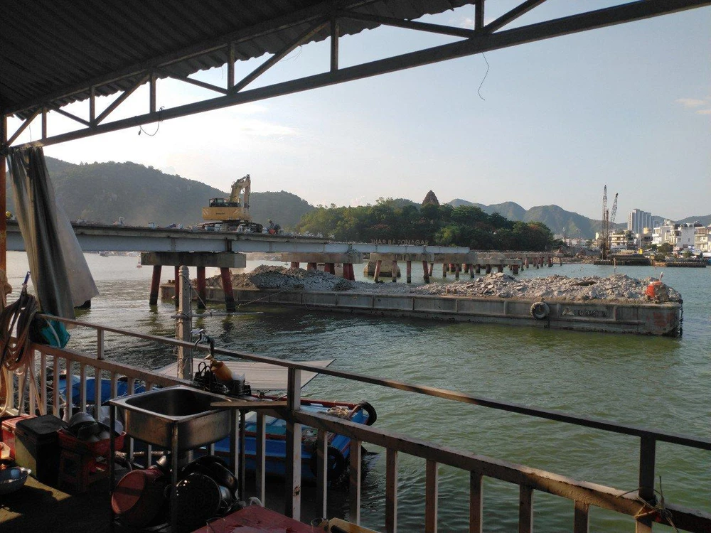 Sà lan thu gom các vật liệu được tháo dỡ. Ảnh do nhà thầu cung cấp.