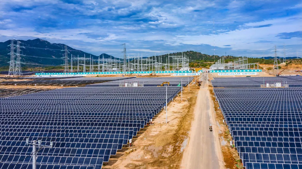 Nhà máy điện mặt trời 450 MW tại Ninh Thuận. Ảnh: TN.