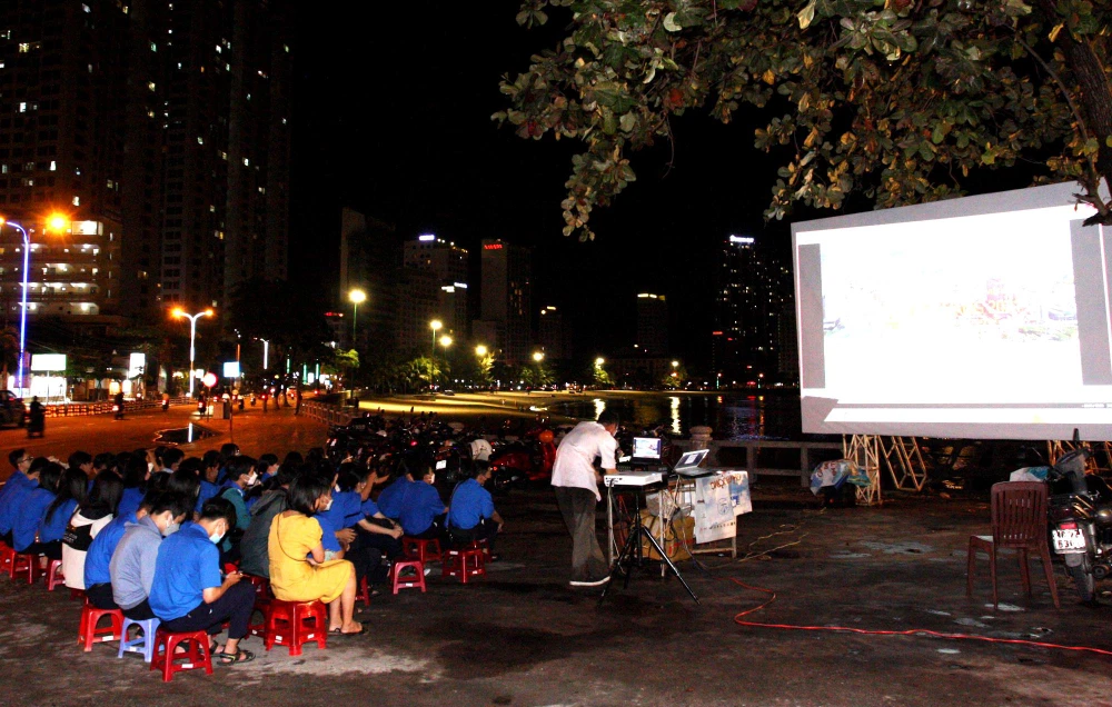 Khánh Hòa tổ chức 19 điểm chiếu phim dọc bãi biển TP Nha Trang. Ảnh: ĐÌNH ÂN