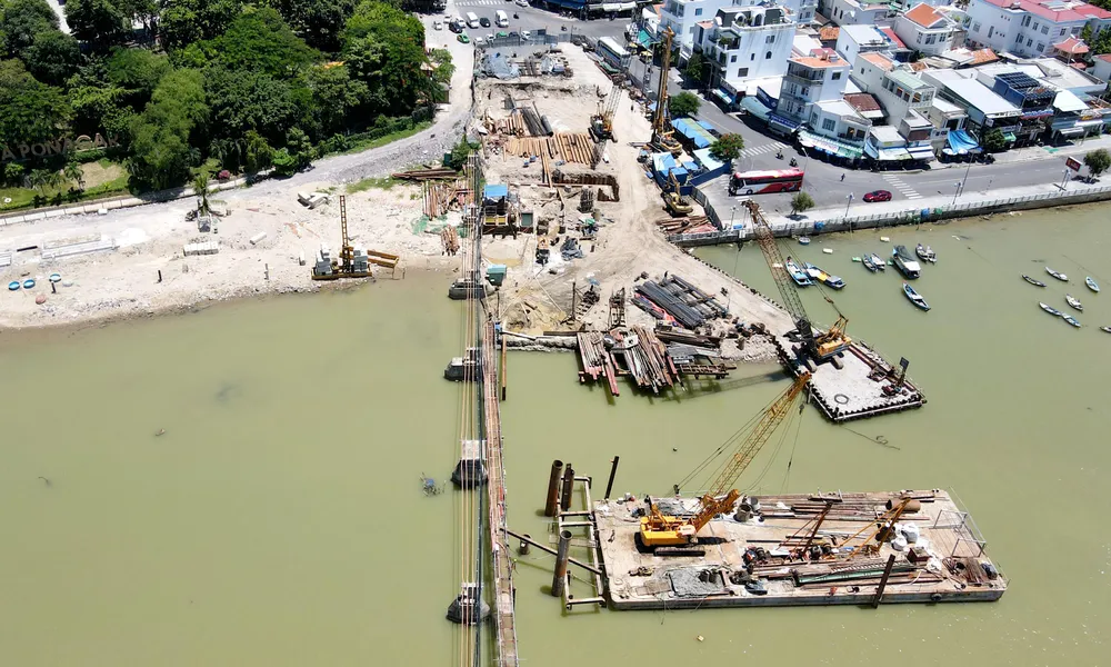 Sở GTVT yêu cầu thanh thải toàn bộ bê tông rơi vãi xuống sông Cái. Ảnh: HH.