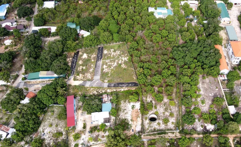 Cam Lâm kiến nghị cho phép tồn tại 2.385 thửa đất "hiến đất" làm đường. Ảnh: H.H Cam Lâm kiến nghị cho phép tồn tại 2.385 thửa đất "hiến đất" làm đường. Ảnh: H.H