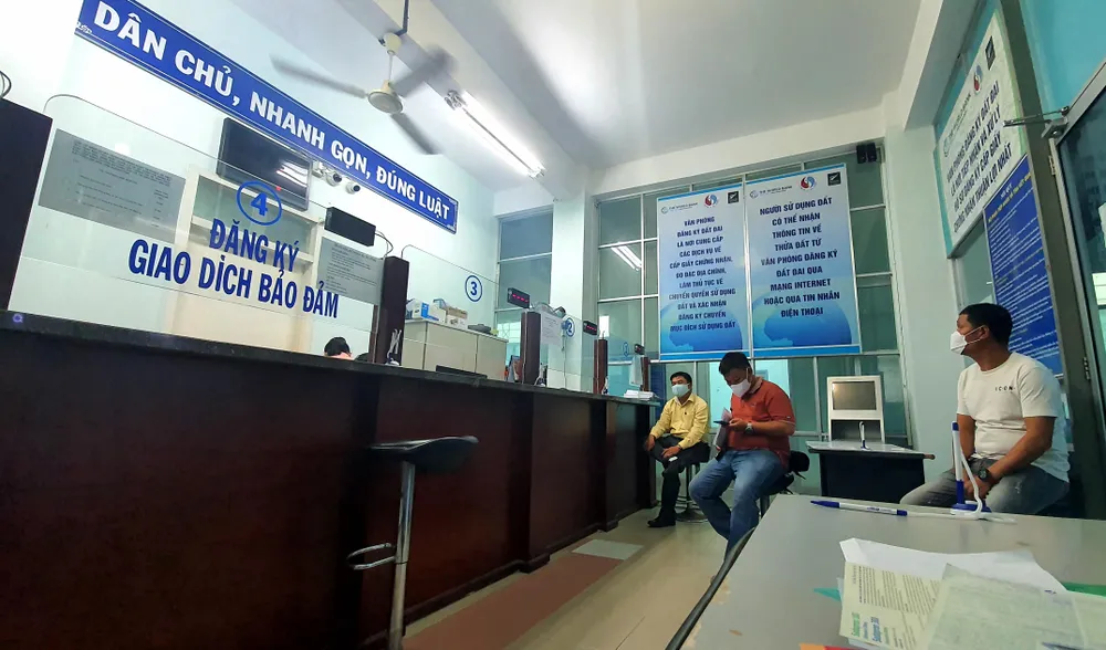 Người dân làm thủ tục tại Văn phòng đăng ký đất đai chi nhánh Nha Trang. Ảnh: HH. Người dân làm thủ tục tại Văn phòng đăng ký đất đai chi nhánh Nha Trang. Ảnh: HH.