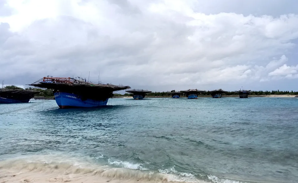 Tàu thuyền neo đậu tránh bão tại đảo Sinh Tồn. Ảnh: NGUYỄN NINH. Tàu thuyền neo đậu tránh bão tại đảo Sinh Tồn. Ảnh: NGUYỄN NINH.