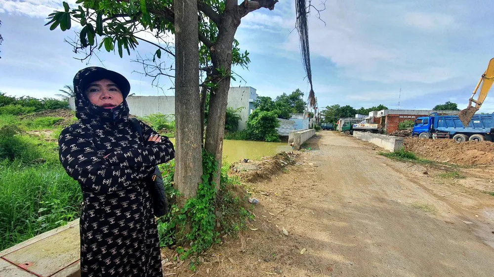 Khu đất của gia đình bà Yến đã được thi công cầu và kênh mương. Ảnh: KN.