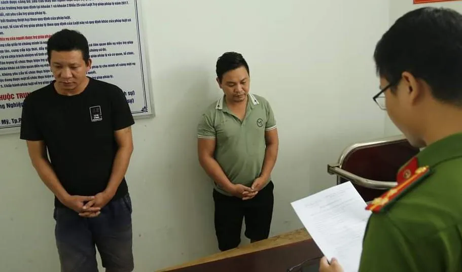 Hận và Nhí được tống đạt quyết định khởi tố. Ảnh: CÔNG AN NINH HẢI. Hận và Nhí được tống đạt quyết định khởi tố. Ảnh: CÔNG AN NINH HẢI.