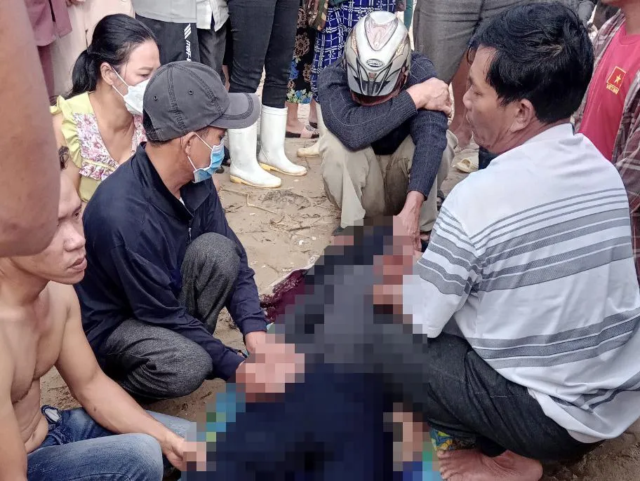 Lực lượng chức năng tìm thấy thi thể ông Chi sáng 5-10. Ảnh: CQ.