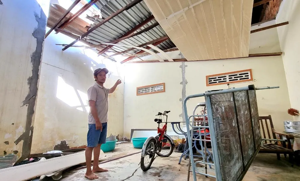 Nhà người dân bị xuống cấp sau nhiều năm bị hư hỏng do ảnh hưởng của công trình đập hạ lưu sông Dinh. Ảnh: HH