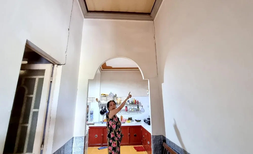 Nhà người dân bị nứt do thi công đập hạ lưu sông Dinh. Ảnh: HH.