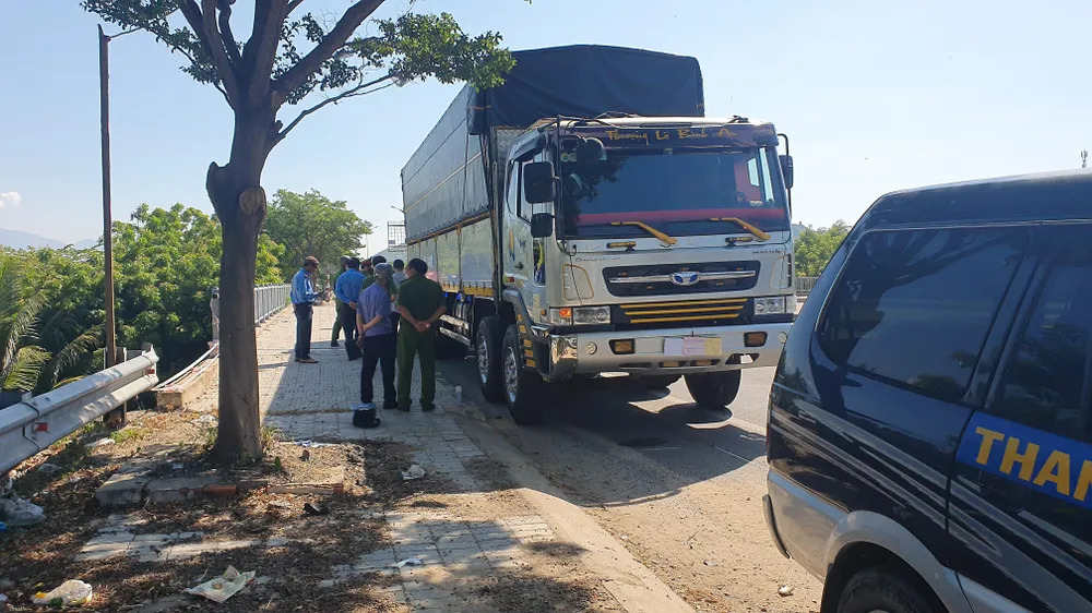 Phần đuôi xe tải nằm trên cầu Thành Hải. Ảnh: HH