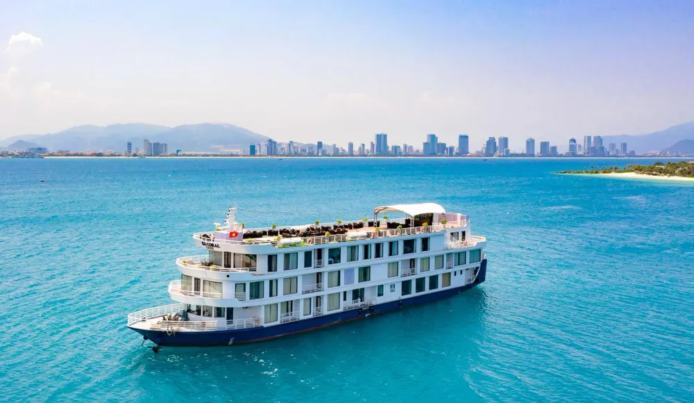 Tàu du lịch thí điểm lưu trú qua đêm trên vịnh Nha Trang. Ảnh: SEALIFE Tàu du lịch thí điểm lưu trú qua đêm trên vịnh Nha Trang. Ảnh: SEALIFE