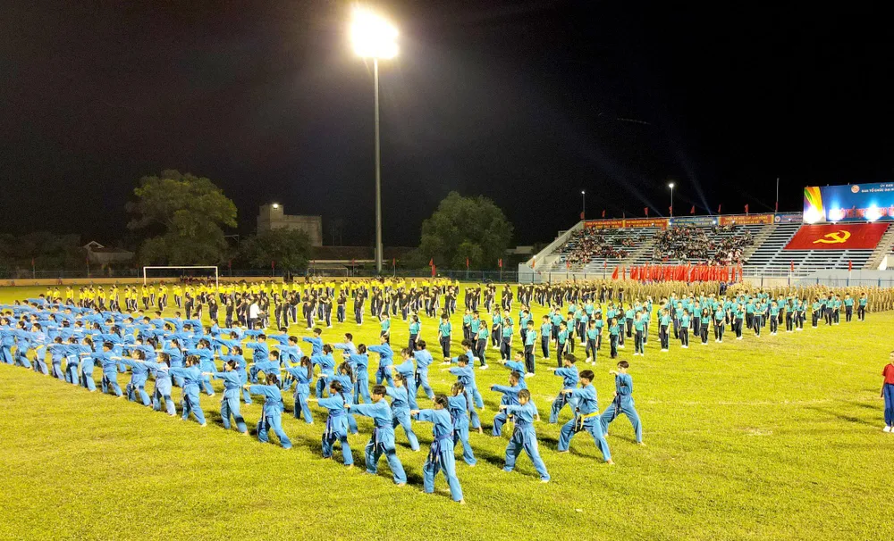 1.200 học sinh, võ sinh, chiến sĩ, diễn viên tham gia chương trình đồng diễn. Ảnh: HỮU PHƯƠNG.