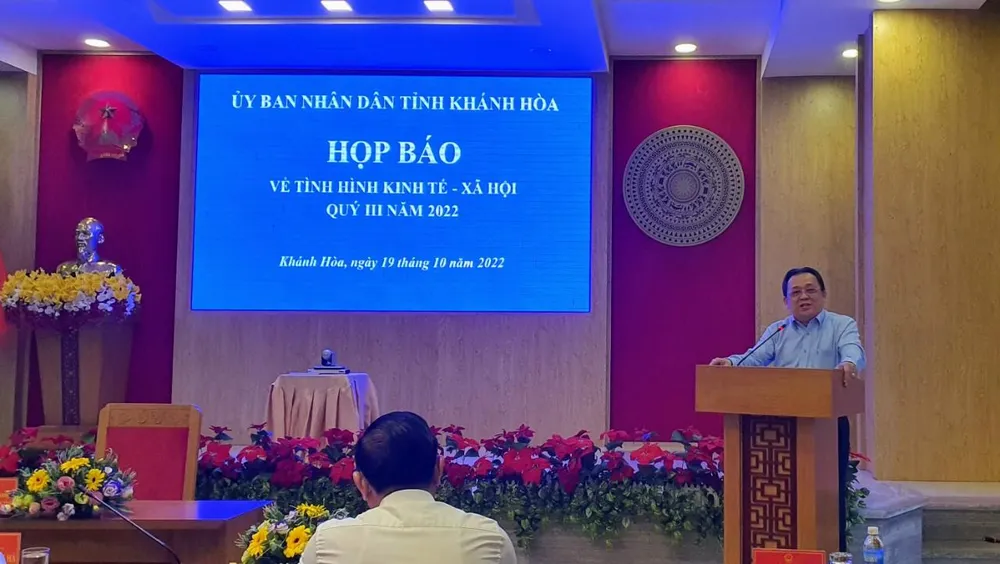 Ông Lê Hữu Hoàng, Phó Chủ tịch UBND tỉnh Khánh Hòa thông tin tại cuộc họp báo. Ảnh: HH.