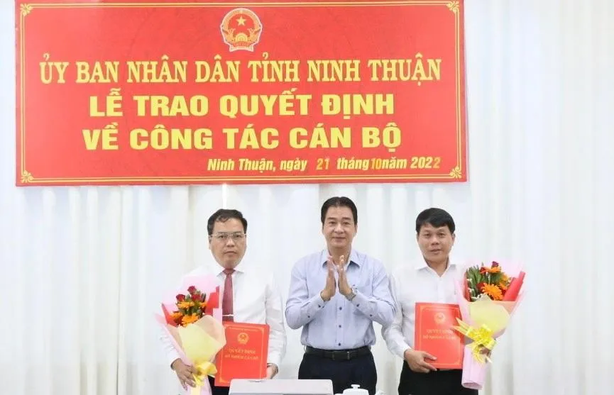 Phó Chủ tịch UBND tỉnh Ninh Thuận Nguyễn Long Biên, trao quyết định cho ông Hồ Xuân Ninh (trái) và ông Lê Xuân. Ảnh: CTV