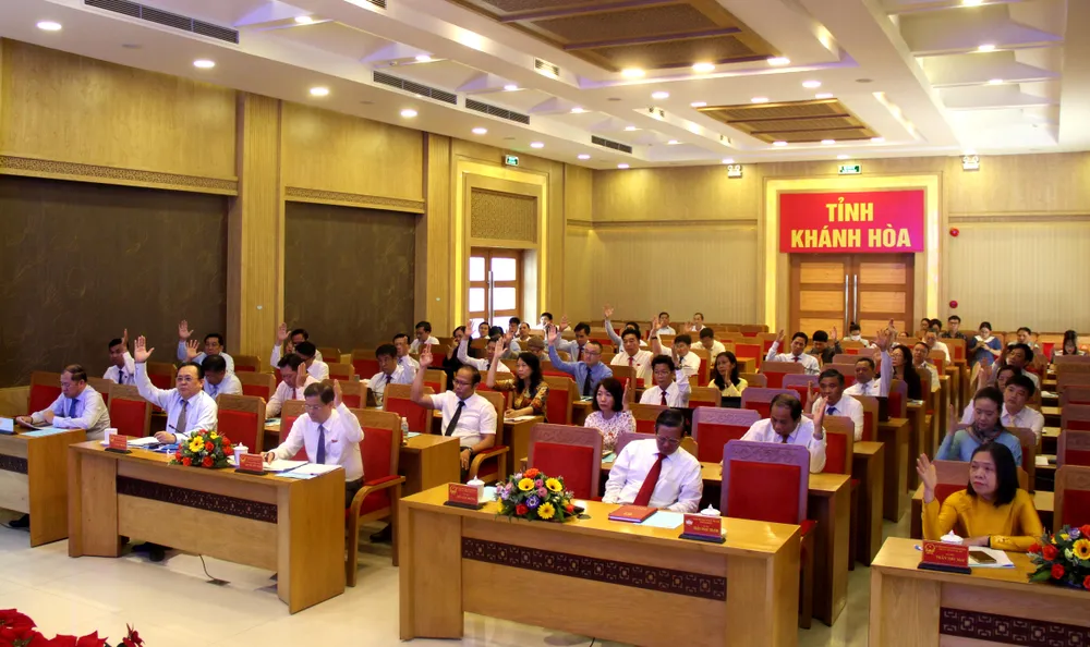 Các đại biểu biểu quyết thông qua nghị quyết tại kỳ họp: Ảnh: PHƯƠNG ANH.