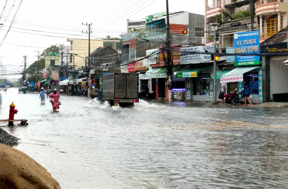 Mưa lớn làm ngập một số tuyến đường ở TP Nha Trang và sáng 27-10. Ảnh: MC Mưa lớn làm ngập một số tuyến đường ở TP Nha Trang và sáng 27-10. Ảnh: MC