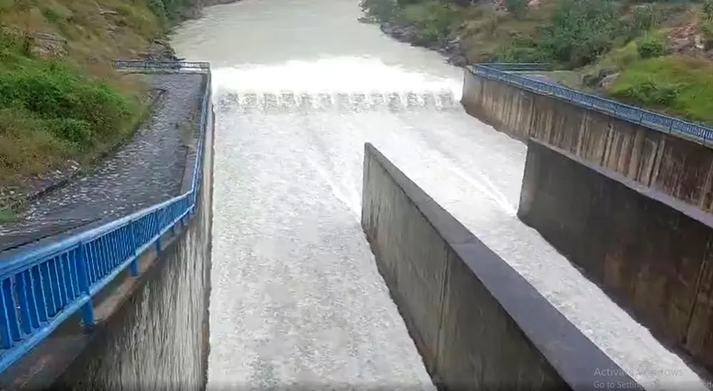 Hồ Suối Dầu đang xả điều tiết. Ảnh: NT Hồ Suối Dầu đang xả điều tiết. Ảnh: NT