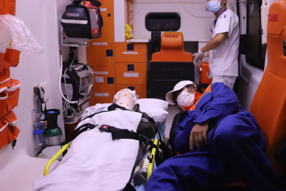 Lực lượng y tế cấp cứu và chuyển bệnh nhân đến bệnh viện. Ảnh: XN