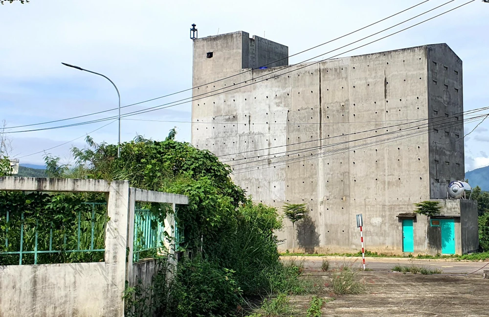 Ngoài tiếng dụ chim yến phát ra vang cả một góc cụm công nghiệp rộng 40 ha, những khu vực khác đều không có dấu hiệu xây dựng, hoạt động.